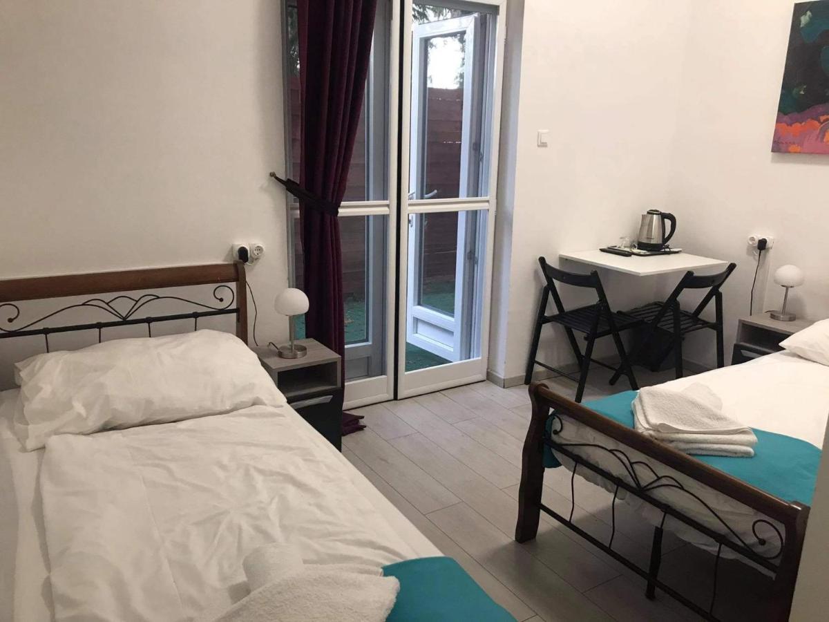 Y Panzio Bed & Breakfast Balatonlelle Dış mekan fotoğraf