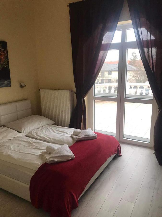 Y Panzio Bed & Breakfast Balatonlelle Dış mekan fotoğraf