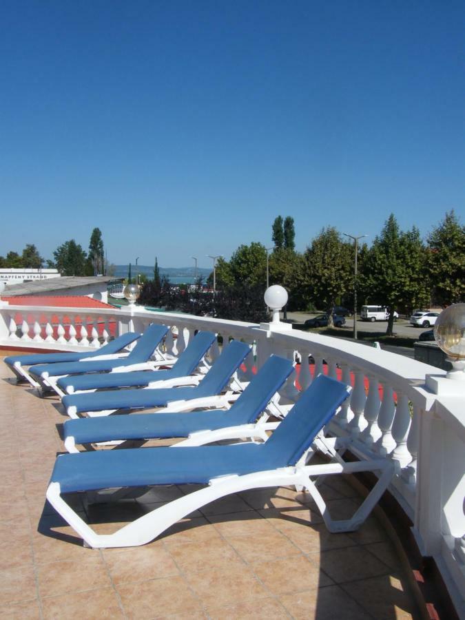 Y Panzio Bed & Breakfast Balatonlelle Dış mekan fotoğraf
